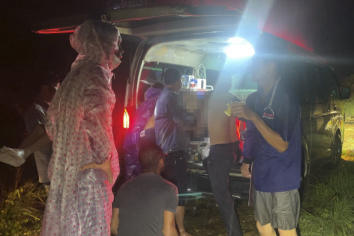 Xe cứu thương đưa thi thể 2 em về nhà để lo hậu sự. Ảnh: CAO