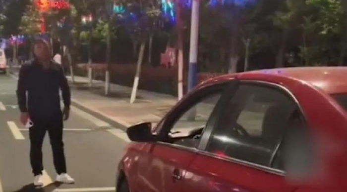 Anh đứng trước ô tô một lúc...