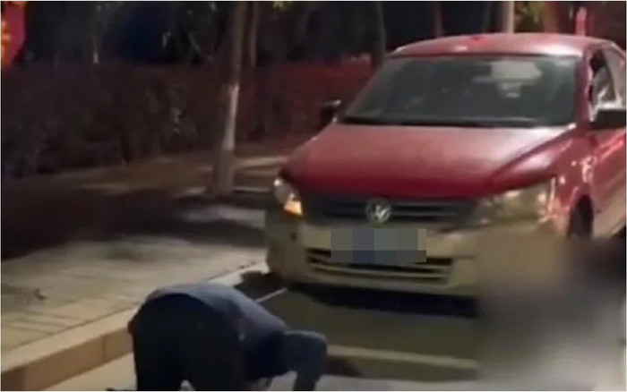 Bước ra khỏi xe, người đàn ông bất ngờ quỳ lạy trước ô tô, nguyên nhân phía sau vô cùng xúc động Ảnh 5