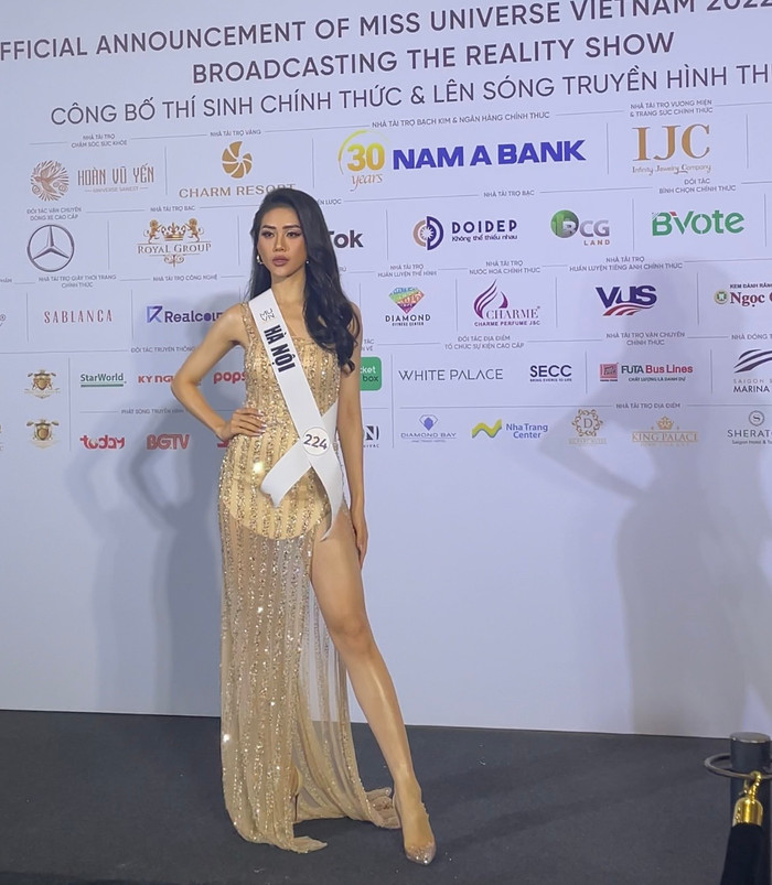 Quỳnh Hoa chiếm spotlight với đôi chân nuột nà. Ảnh chưa qua chỉnh sửa nhưng đôi chân gần như phát sáng của người đẹp trở thành tâm điểm sự kiện.