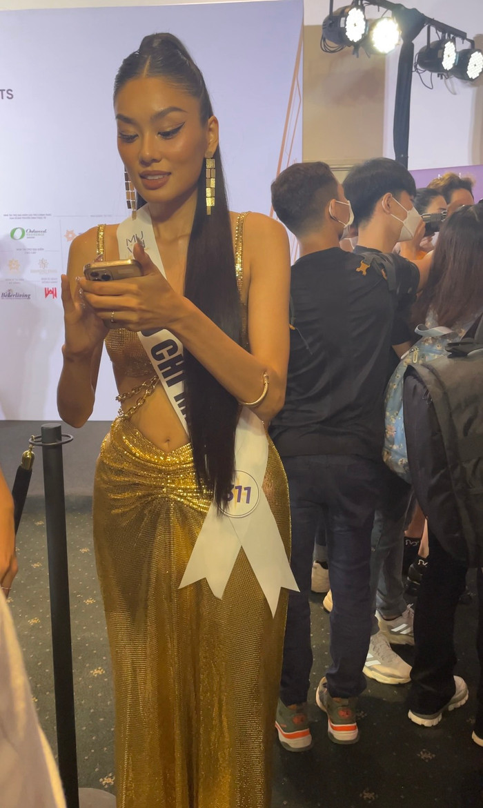 Dù là ảnh chụp vội nhưng Thảo Nhi vẫn gây ấn tượng với nhan sắc 'Tây' cuốn hút, gương mặt góc cạnh thương hiệu và thân hình quyến rũ. Tuy không sở hữu chiều cao ấn tượng nhưng người đẹp luôn nằm trong Top những gương mặt tiềm năng năm nay.