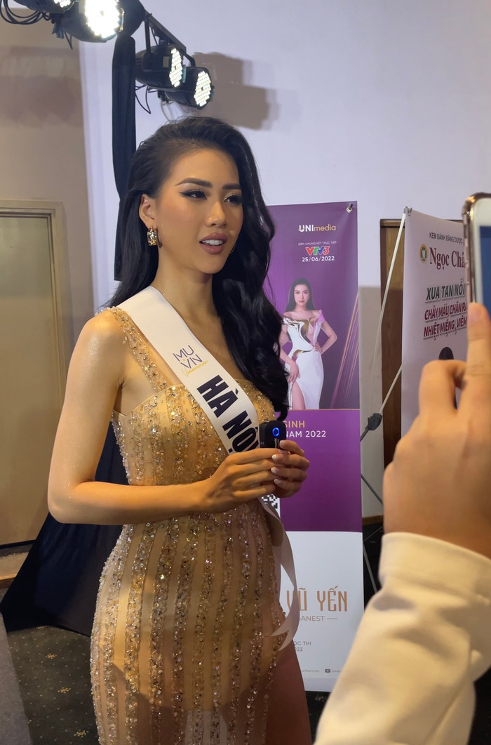 Ở góc chụp cận, nhan sắc vẫn chẳng lệch ly nào.