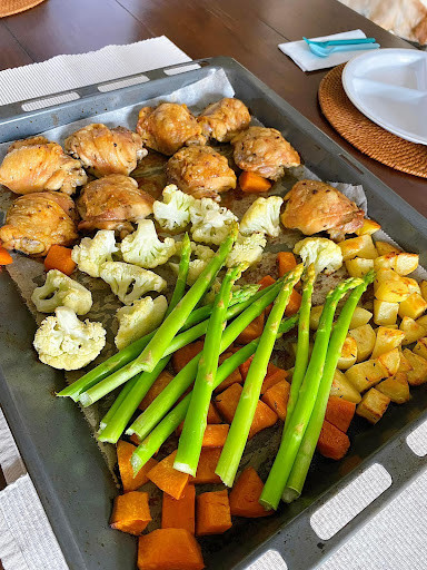 Một bữa ăn đơn giản nhưng không kém phần ‘healthy’-Gà áp chảo kết hợp cùng rau củ quả và măng tây.&nbsp;