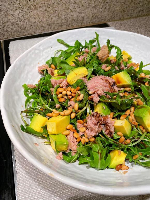 Từ món Á sang món Âu, nữ diễn viên đều 'cân' được tất