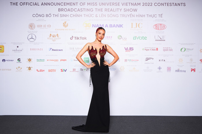 Nhờ nỗ lực giảm cân, cơ thể Kim Duyên như một 'tuyệt tác nghệ thuật' trước ống kính. 