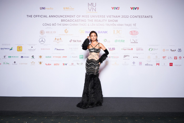 Để 'chiến' với các giám khảo khác, nàng Á hậu Hoàn Vũ Việt Nam 2017 diện một chiếc đầm dài độc đáo với phần đan dây ở thân trên và đuôi đầm được làm bằng lông + chiếc găng tay ton-sur-ton khiến người đẹp trông 'chanh sả' bậc nhất. 