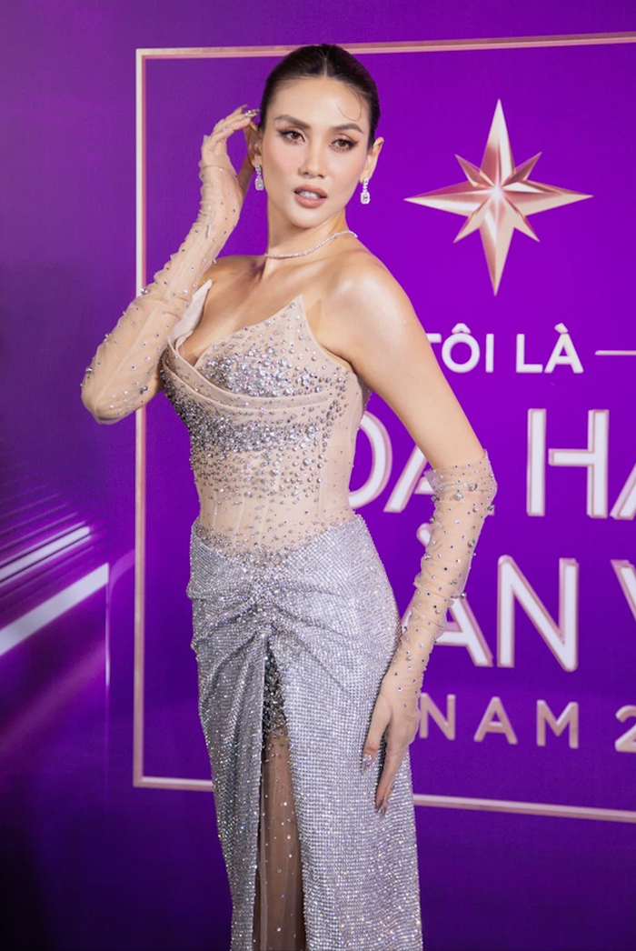 'Hở nhưng phải sang-xịn' chắc là châm ngôn thảm đỏ đêm nay của siêu mẫu, đôi găng tay và chiếc đầm lấp lánh tạo cho công chúng cảm giác rằng đang được chiêm ngưỡng một quý cô 'crazy rich' Võ Hoàng Yến. 