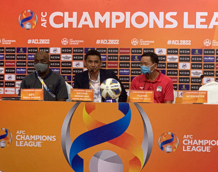 HLV Kiatisuk nhận xét Văn Toàn chơi tốt trước Yokohama.