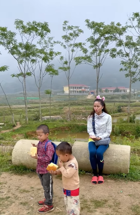 'Hoa hậu lạ nhất Việt Nam' được người dân mời vào chơi nhưng H'Hen Niê lại bận đi chăn bò Ảnh 6