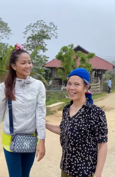 'Hoa hậu lạ nhất Việt Nam' được người dân mời vào chơi nhưng H'Hen Niê lại bận đi chăn bò Ảnh 2