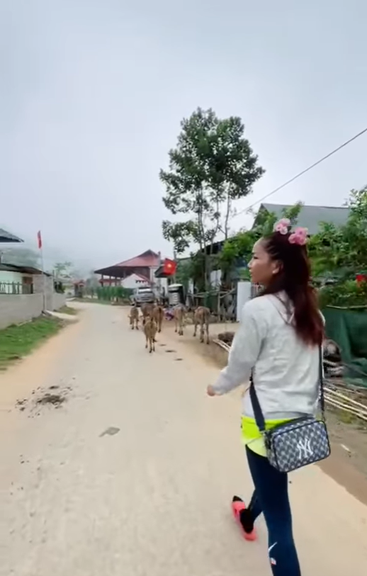 'Hoa hậu lạ nhất Việt Nam' được người dân mời vào chơi nhưng H'Hen Niê lại bận đi chăn bò Ảnh 3