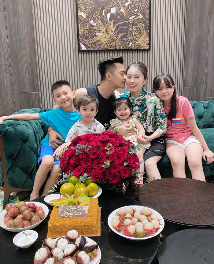 Nhiều dân mạng mới đây đã 'soi' ra được chi tiết nghi vấn Hằng Túi đã âm thầm ly hôn ông xã kiến trúc sư.