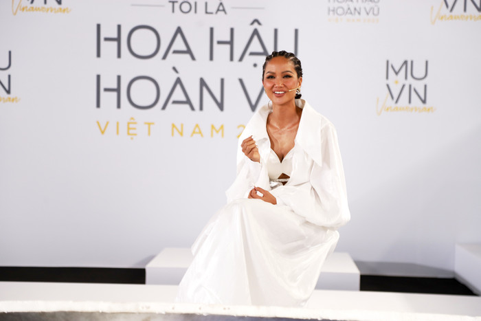 H'Hen Niê trao vé vàng cho Ngọc Châu và thủ thỉ: 'Chị luôn đặt em ở tâm thế đến với Miss Universe' Ảnh 9