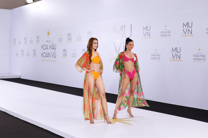 H'Hen Niê trao vé vàng cho Ngọc Châu và thủ thỉ: 'Chị luôn đặt em ở tâm thế đến với Miss Universe' Ảnh 10