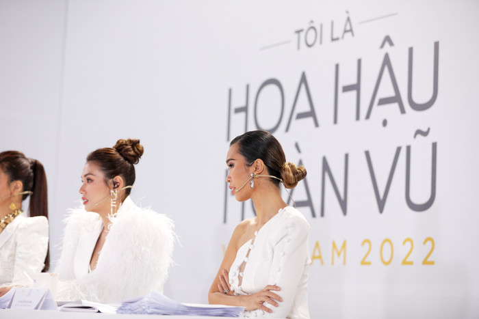 H'Hen Niê trao vé vàng cho Ngọc Châu và thủ thỉ: 'Chị luôn đặt em ở tâm thế đến với Miss Universe' Ảnh 3