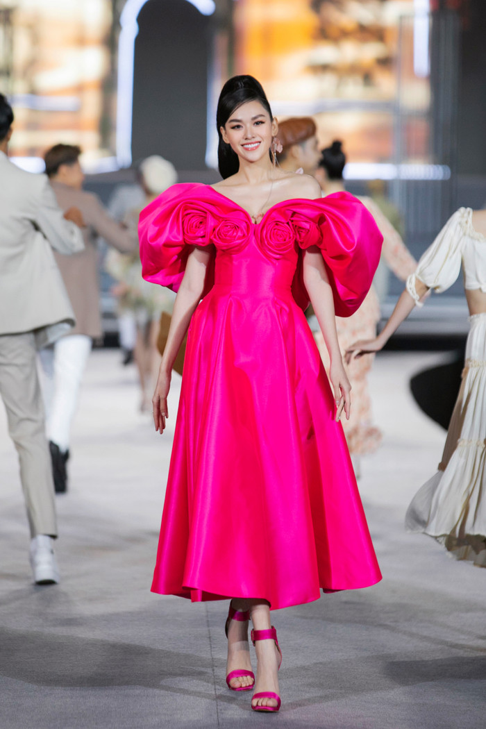 Đỗ Mỹ Linh lộng lẫy với váy đính kết 1000 lông vũ - Tường San tái xuất runway hậu sinh con Ảnh 4