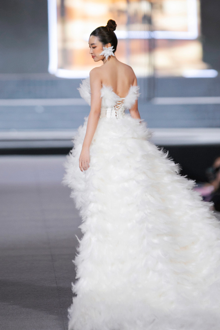 Đỗ Mỹ Linh lộng lẫy với váy đính kết 1000 lông vũ - Tường San tái xuất runway hậu sinh con Ảnh 6