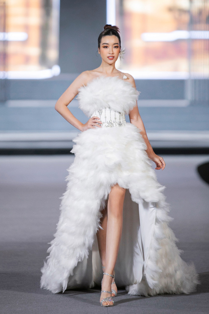 Đỗ Mỹ Linh lộng lẫy với váy đính kết 1000 lông vũ - Tường San tái xuất runway hậu sinh con Ảnh 7