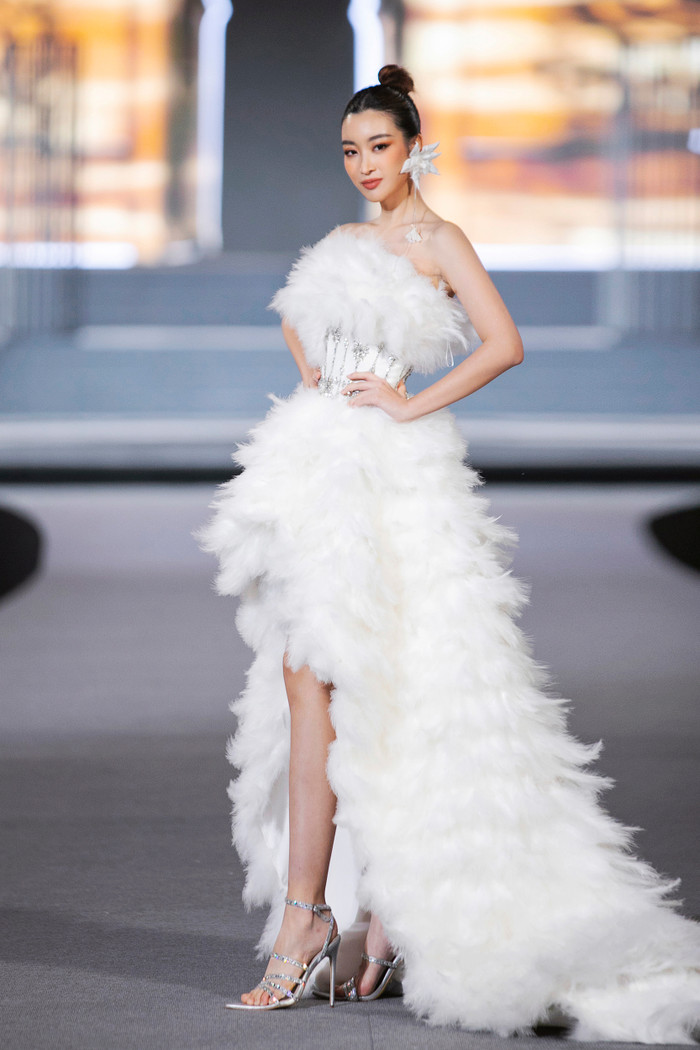 Đỗ Mỹ Linh lộng lẫy với váy đính kết 1000 lông vũ - Tường San tái xuất runway hậu sinh con Ảnh 5