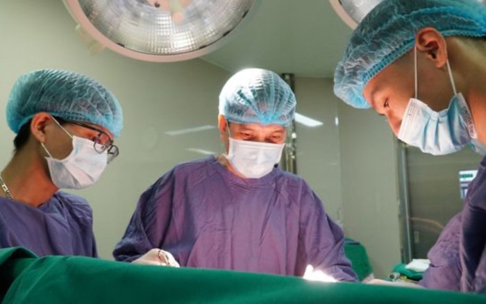 Tự ý đắp thuốc nam điều trị mụn nhọt, nữ bệnh nhân bị hoại tử tầng sinh môn Ảnh 2