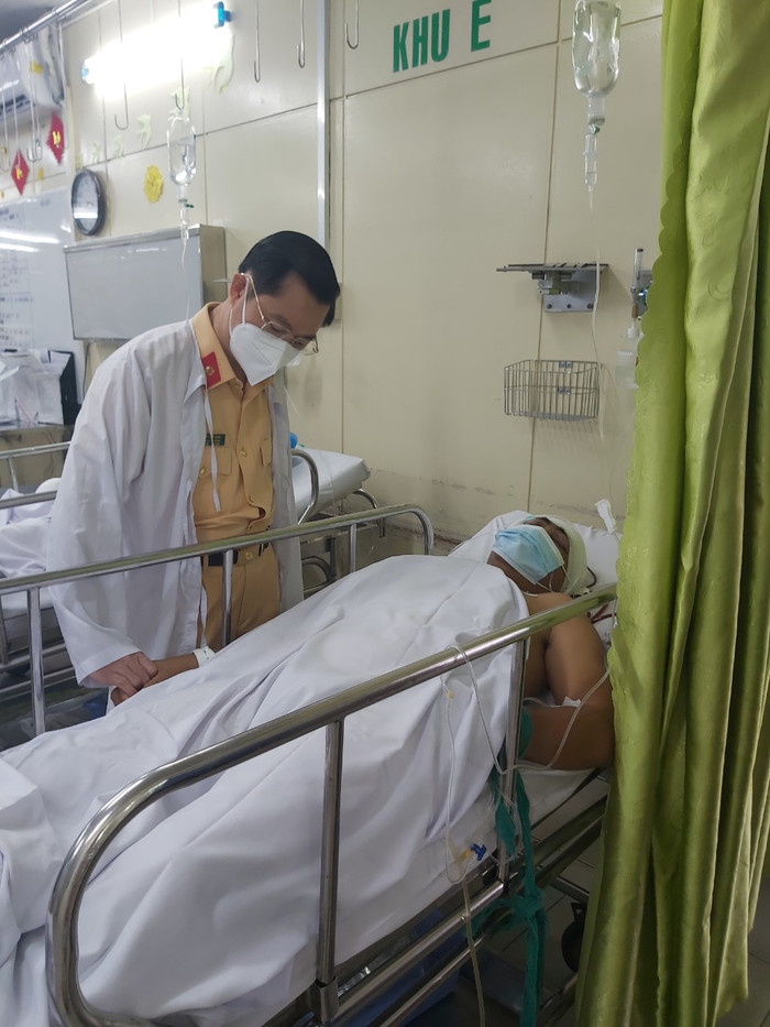 Tạm giữ nam thanh niên lái xe máy tông Thiếu tá CSGT chấn thương Ảnh 3