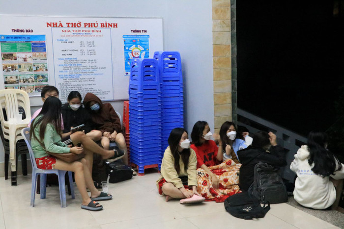 Sinh viên được sơ tán đến nhà thờ Phú Bình. Ảnh: Thanh Niên