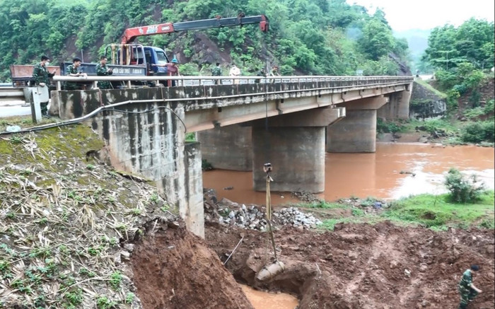 Quả bom được phát hiện dưới chân cầu trên quốc lộ 6 được huỷ nổ thành công Ảnh 2