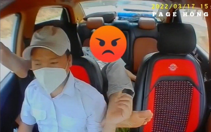 Clip: Nam hành khách có hàng loạt hành động kém duyên nhưng thái độ của tài xế mới gây bất ngờ Ảnh 2