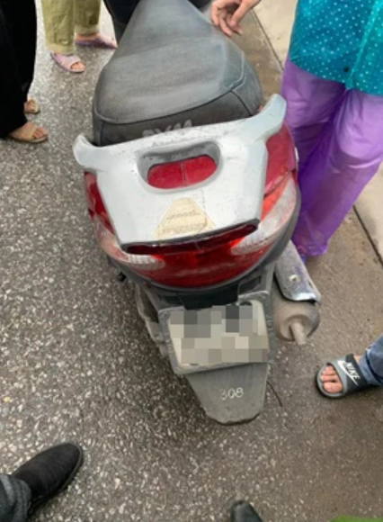 ... cùng chiếc xe máy mà nạn nhân để lại trên cầu. 