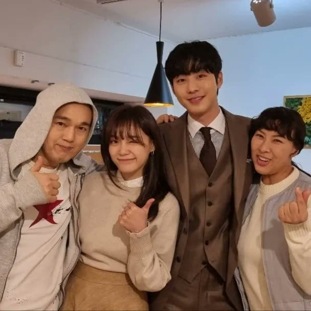 Se Jeong chụp ảnh cùng các diễn viên trong phim Hẹn Hò Chốn Công Sở.