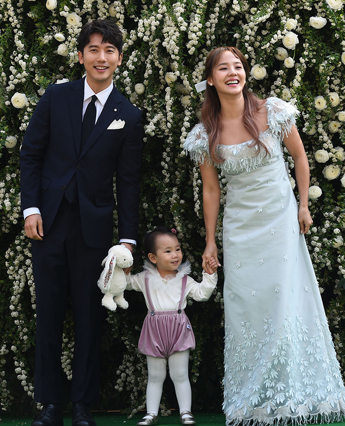 5 cặp đôi Kbiz phim giả tình thật có cuộc sống hôn nhân viên mãn: Hyun Bin - Ye Jin được ví như cổ tích Ảnh 13