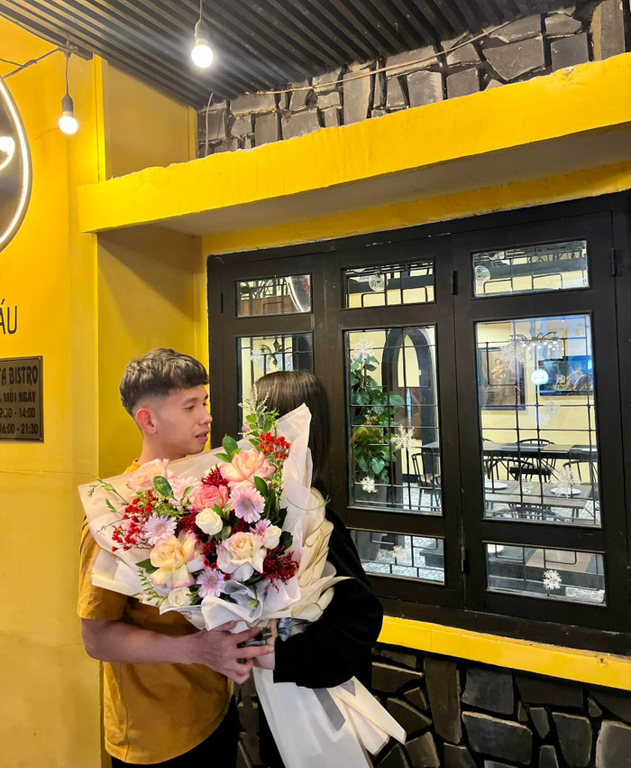 Tuy công khai trên facebook thường xuyên nhưng nam cầu thủ vẫn luôn che mặt bạn gái mình