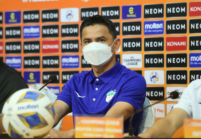 HLV Kiatisuk cho biết bầu Đức muốn HAGL đá cống hiến ở AFC Champions League 2022. Ảnh: HAGL