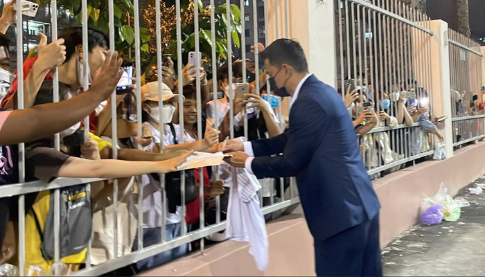 Kiatisuk ký tặng cho rất đông CĐV HAGL sau trận thua Yokohama. Ảnh: Kiatisuk