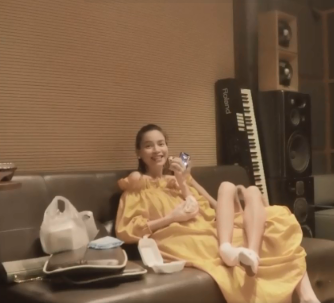 Khoảnh khắc Hà Hồ được Cường Đô La chúc mừng mang song thai.