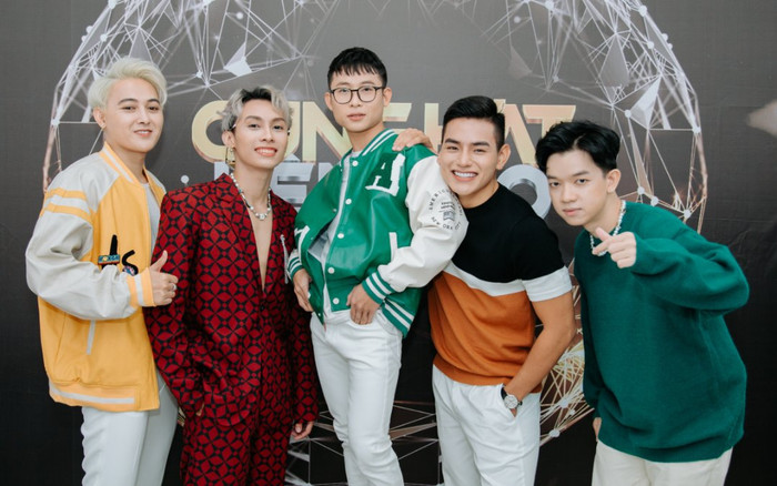 Hóa ra Nghĩa Đồng Hồ đã trèo lên ghế để 'hack chiều cao' ở hậu trường Cùng Hát Lên Nào Ảnh 2