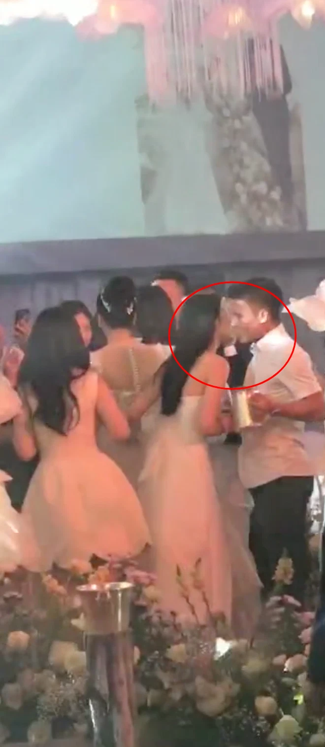 Khoảnh khắc thân mật của Quang Hải và bạn gái tin đồn Chu Thanh Huyền