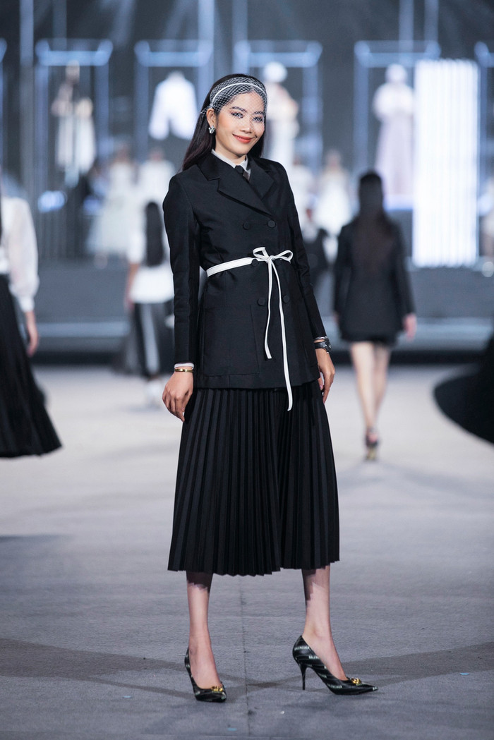 Đang catwalk, Nam Em ngẫu hứng nhảy cha cha cha, fan hốt hoảng: 'Đi diễn hài hả?' Ảnh 3