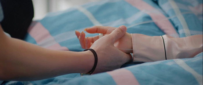 Có vẻ như Vân Trang bị sốt rất cao. Duy đã chủ động giúp Trang truyền nước để cô đỡ mệt. 