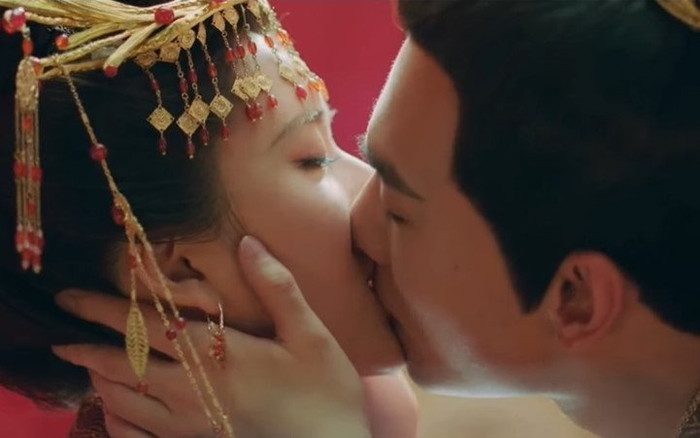 Thả Thí Thiên Hạ lên sóng: Đỏ mặt cảnh hôn cực cháy của Dương Dương - Triệu Tư Lộ Ảnh 2