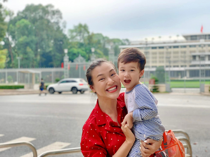 Khoảnh khắc Hoàng Oanh tươi tắn bên con trai ở bài đăng trước.