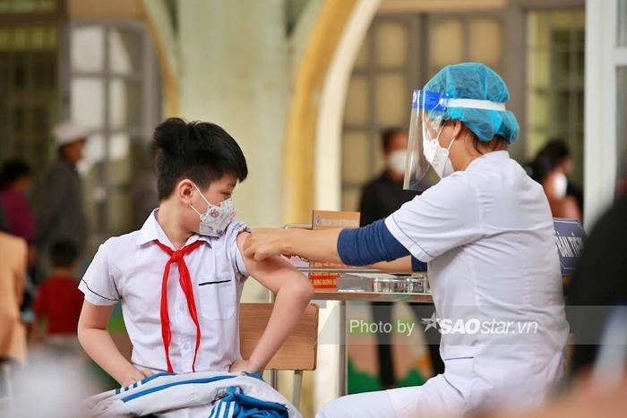 Hà Nội phụ huynh đồng loạt đưa con đi tiêm vaccine phòng Covid-19 tại các quận huyện Ảnh 10