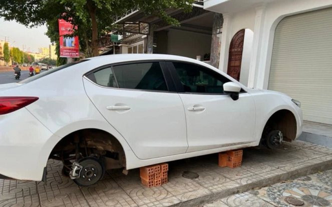 Đỗ ôtô trước cửa, sau 1 đêm chủ nhà ngỡ ngàng phát hiện 4 bánh xe 'không cánh mà bay' Ảnh 2