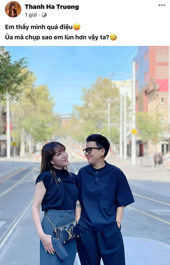 Ở bên cạnh người mình yêu, cả hai thể hiện rõ sự hạnh phúc!