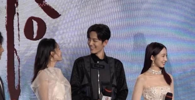 Ánh mắt ngọt ngào của Tiêu Chiến và Lý Thấm dấy lên tin đồn 'phim giả tình thật'.