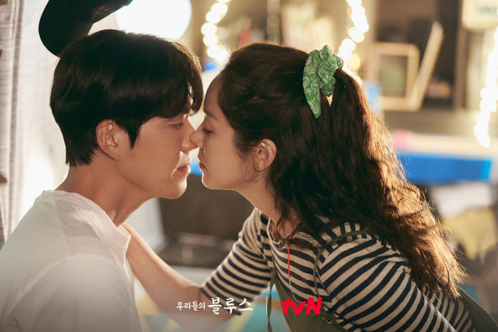 Kim Woo Bin hôn Han Ji Min để 'trả đũa' Shin Min Ah, rating Our Blues liệu có tăng? Ảnh 7