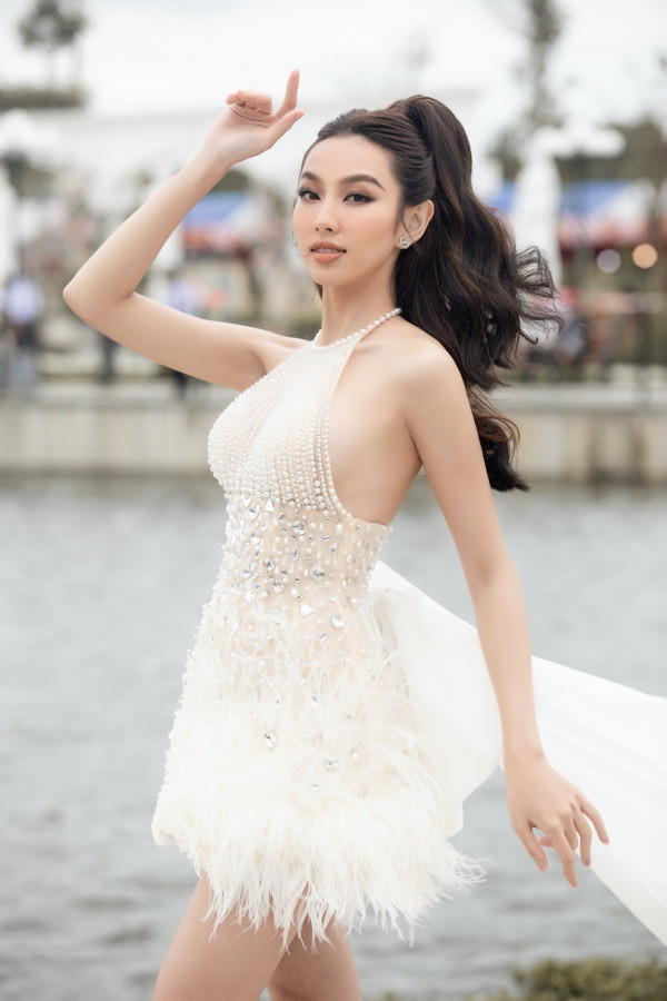 Người đẹp toát lên thần thái của một cô thiên nga trắng đầy kiêu hãnh.