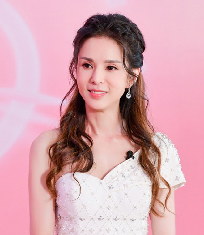 Lộ hình ảnh 'Tiểu Long Nữ' gầy trơ xương, khuôn mặt như biến dạng khiến fan lo lắng Ảnh 7