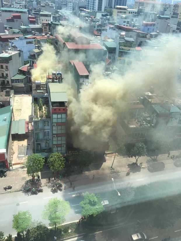 Quán bún chả bốc cháy dữ dội, cột khói đen bốc lên ngùn ngụt, thực khách tá hoả bỏ chạy Ảnh 1