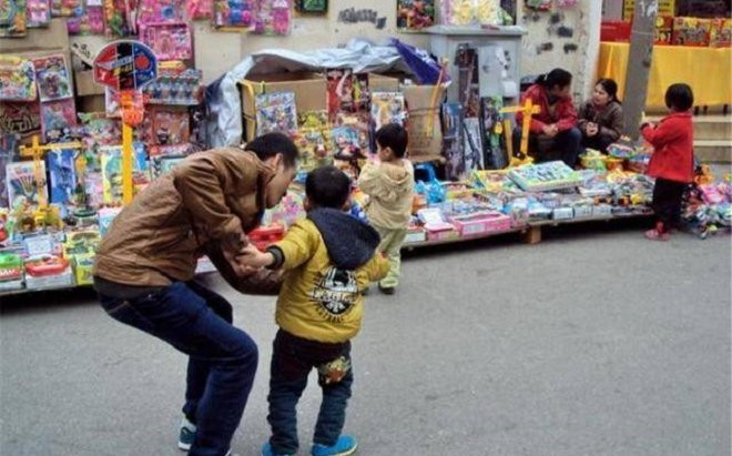 Con trai hễ đi qua hàng đồ chơi là khóc ầm ĩ đòi mua, bà mẹ tung 'độc chiêu' khiến bé ngoan ngoãn Ảnh 2